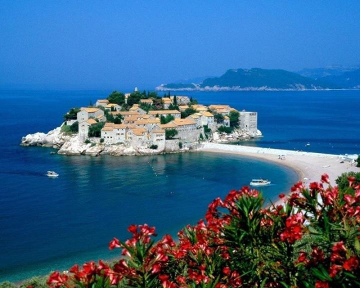 Die Budvanska Riviera an der Insel Sveti Stefan in Montenegro