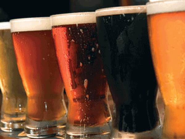 Горячее пиво с фруктами, медом и корицей прекрасно согревает в холодные осенние дни..