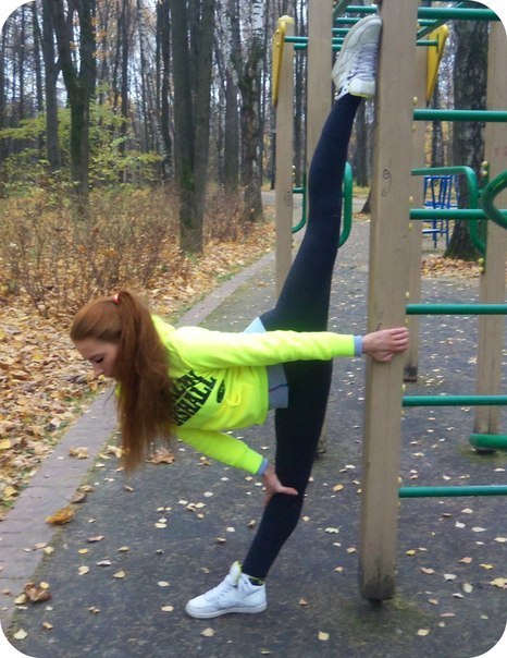 Как правильно растянуться на шпагат.