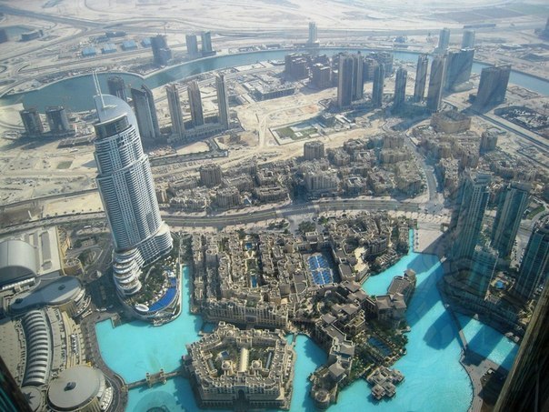 Dubai aus der Höhe des Burj Khalifa in den Vereinigten Arabischen Emirateen.