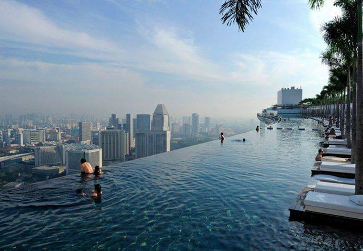 Entspannung auf dem Dach des Hotels in Singapur.