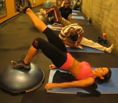 Beinübungen mit Betonung der Gesäßmuskulatur.