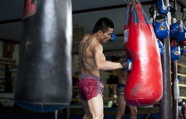 男人应该在身体和精神上不断自我提升，而男孩们则可以参加那些时尚的聚会来享受乐趣。