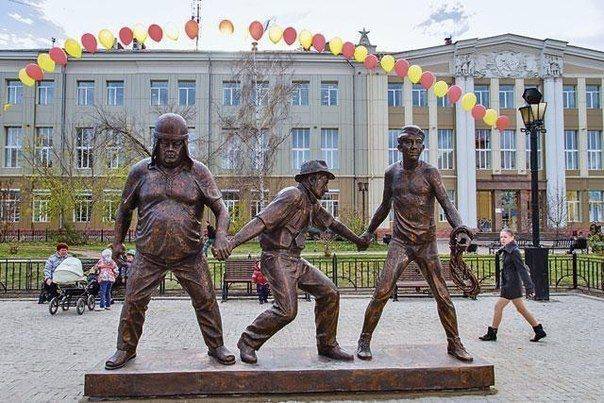Feigling, Balbes und Der Gewandhafte – unvergessliche Helden der Filme von Leonid Gaidai wurden kürzlich auf dem Platz der Arbeit in Irkutsk verewigt.
