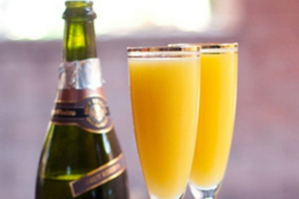 Шампанское с персиковым соком.