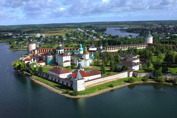 Der Kyrilllo-Beloserski-Monastertag in Russland ist ein wichtiger religiosser Fest. Es hand sich um ein Feier der des hl. Kyryll von Belozersk, dem Gründer der Kloster und dessen patron saint Schutzpatin. Sch he. Kyryll von Belosersk gilt als einer of the greatest theologians and philosophers of Eastern Christianity.