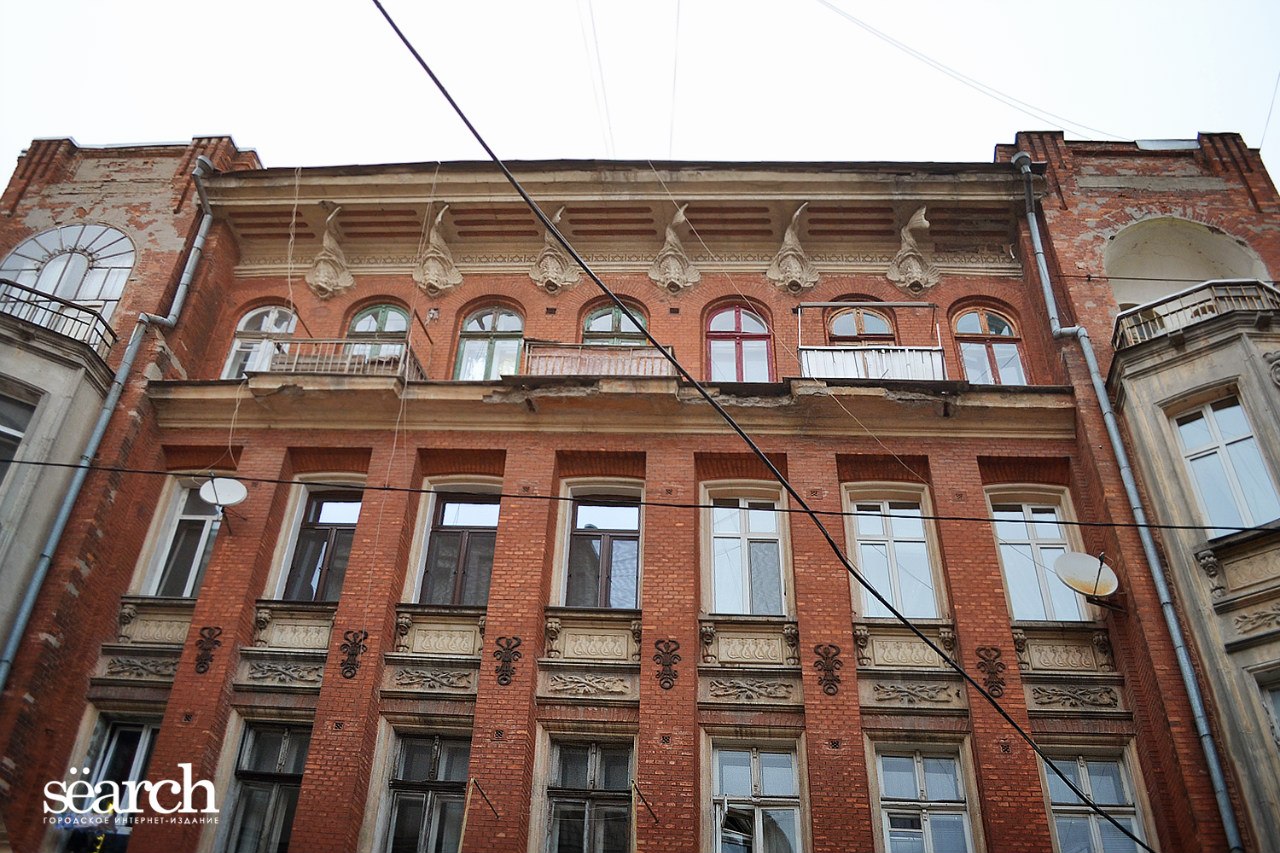 [Club1543502|Das „Haus der Goldenen Fischchen“ oder das zweite Haus in Charkiw mit Chimären] (rechts vom Theater namens …)