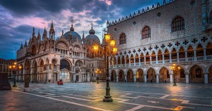 Площадь Сан-Марко или площадь Святого Марка - главная городская площадь Венеции рано утром.
