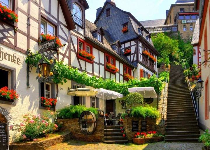 Die Treppe des Klosters in Bailesstein, Deutschland.
