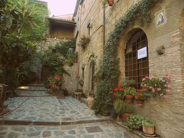 In der Straße der Stadt Chivita di Banioraggio