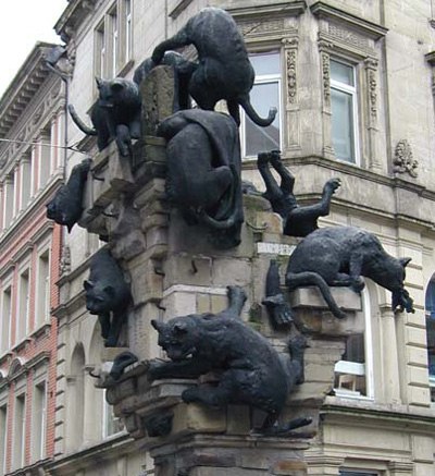 Sehr seltsame, ungewöhnliche Denkmäler