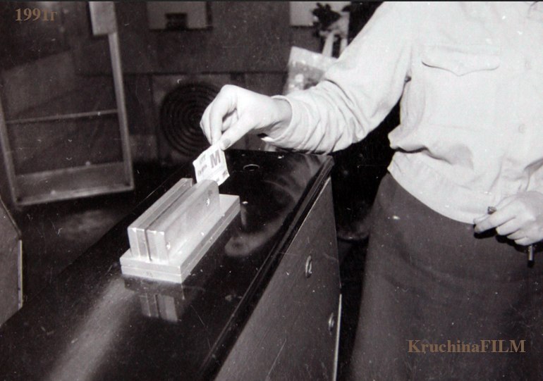 Pracownikka stacji sprawdza, czy pasażerowie znają, jak korzystać z pierwszych egzemplarów biletów,<br>stacja metra Akademia Barybaszowa, Charkiw, 1991 roku.
