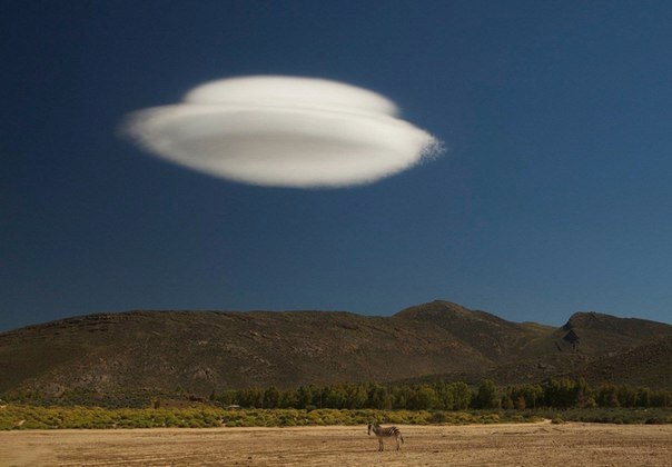 Ein Wolke über dem Tal im Vorort von Kapstadt