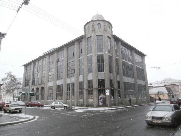 [club1543502|Półzabrądzony, lecz wciąż wyrazny przykład stylu konstruktywizmu modernistycznego „szkoły chicagoskiej”.].