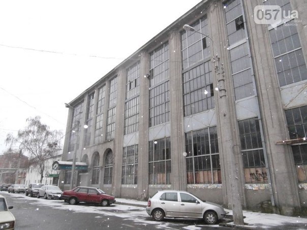 [club1543502|Półzabrądzony, lecz wciąż wyrazny przykład stylu konstruktywizmu modernistycznego „szkoły chicagoskiej”.]. - 6