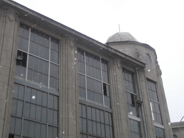 [club1543502|Półzabrądzony, lecz wciąż wyrazny przykład stylu konstruktywizmu modernistycznego „szkoły chicagoskiej”.]. - 5