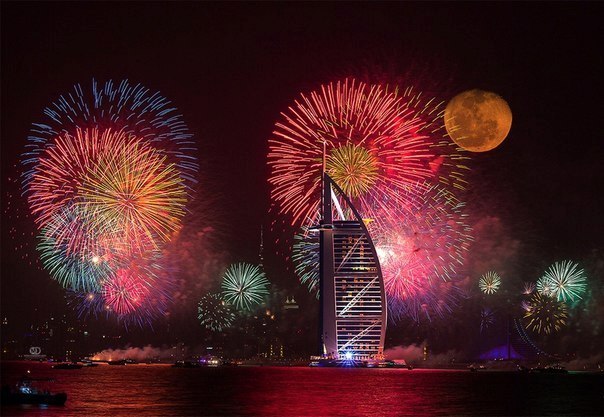 Fuego de artificio de Año Nuevo en Dubái