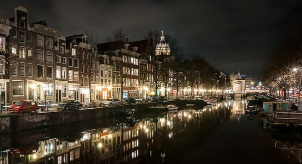 La calle nocturna de Ámsterdam