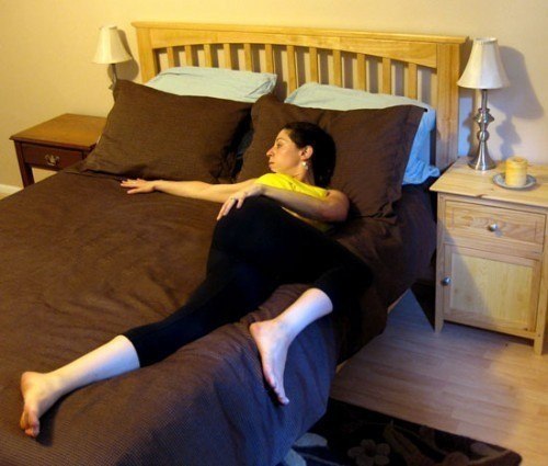 Растяжка в кровати: 6 полезных упражнений.