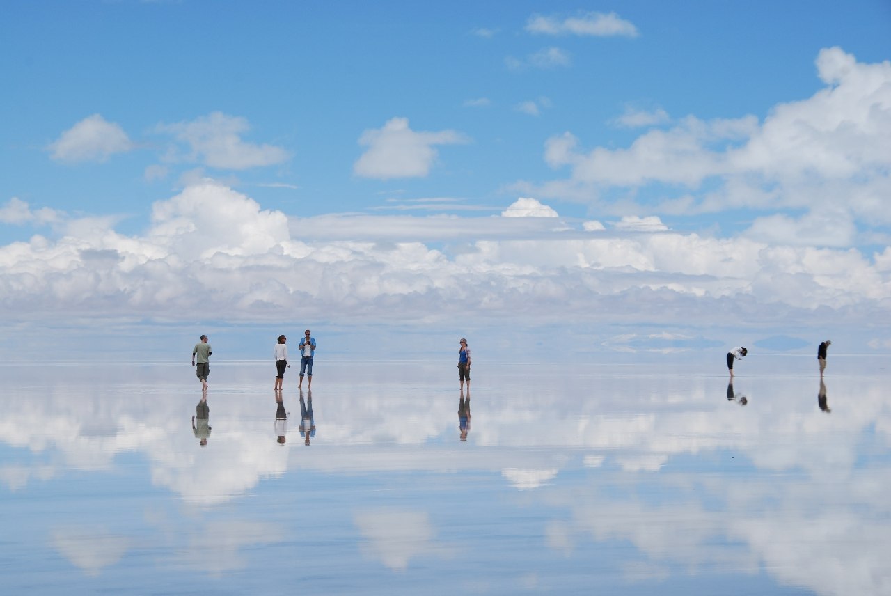 El Colchón de Uyuni es un lago salino seco que se encuentra en Bolivia, a una altitud de aproximadamente 3650 metros sobre el nivel del mar.