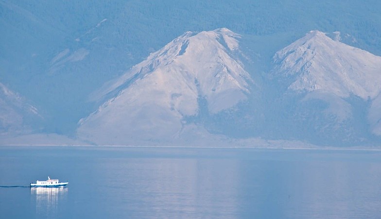Frente del Lago Baikal. El lago Baikal, la isla de Oljón.