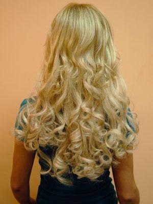 Chicas, ¡nos estamos transformando! <br>Nuevas incorporaciones: <br>– Cabello sujeto con pinzas <br>Disponibles en todos los colores y larguras.