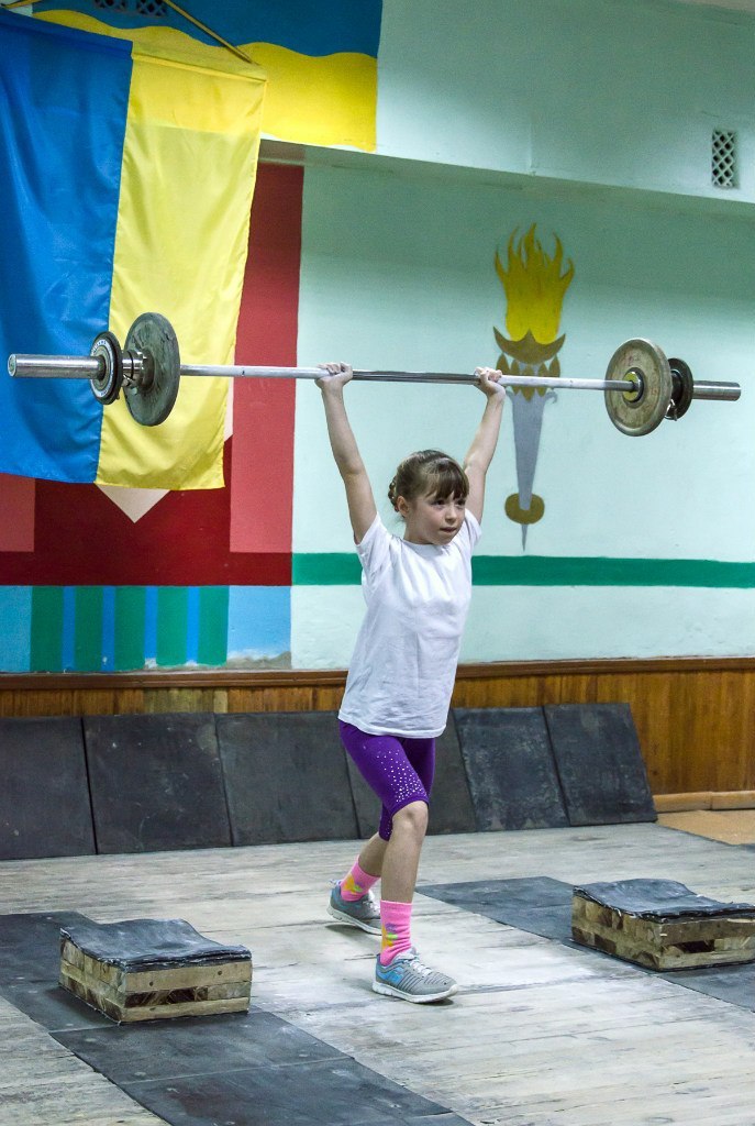 Olga Ivzhenko. 10 años de edad. Peso propio: 28 kg; fuerza en el empuje: 35 kg.
