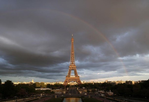 Un arcoíris brilla sobre la Torre Eiffel en París.