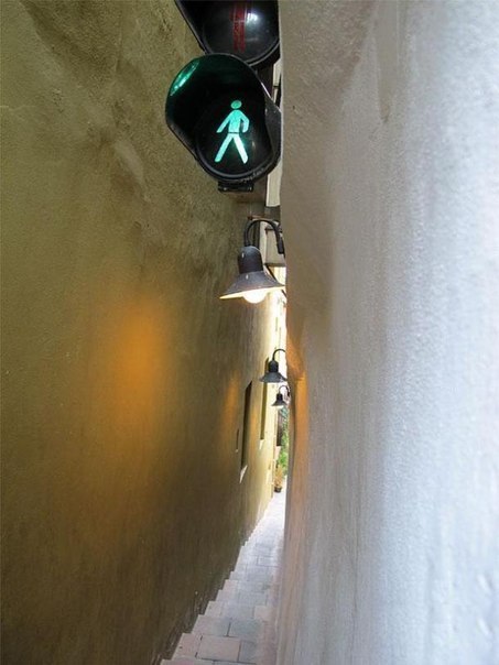 To jest najwęższa ulica w Pradze o nazwie Vinarna Čertovka.