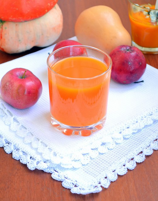 Jugo de manzana y calabaza. Ingredientes (para 1 porción): 100 ml de jugo de manzana, 100 ml de jugo de calabaza, 1 cucharada.