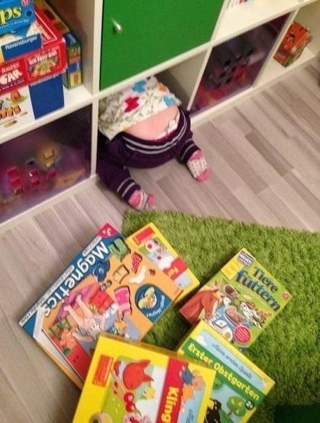 Colección de fotos «Niños divertidos jugando al escondite».