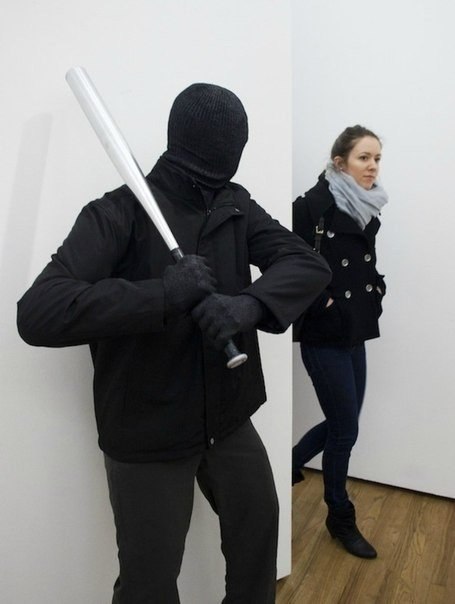 Amerykański artysta Mark Jenkins jest uznawany za prawdziwego „trolla” na świecie sztuki.