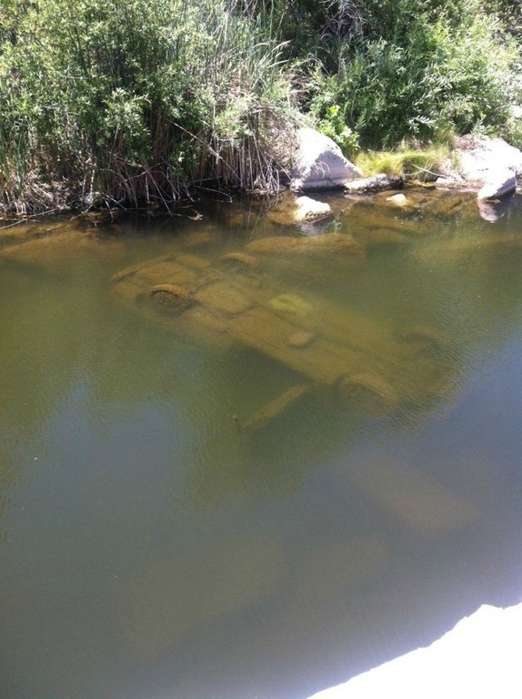 Los chicos salieron de excursión y encontraron un coche volcado en el río.