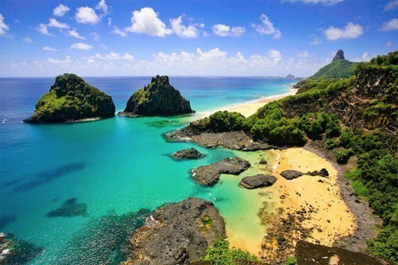 Playa en la costa de Fernando de Noronha