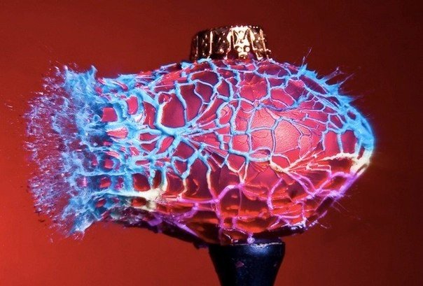 Fotograf Alan Seller i jego rozbijające się bombki świeżości, wypełnione kolorowym piaskem. - 9