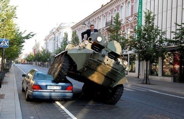 El alcalde de Vilnius, Artūras Zuokas, lucha contra el mal ap practice de estacionar los vehículos de manera incorrecta.