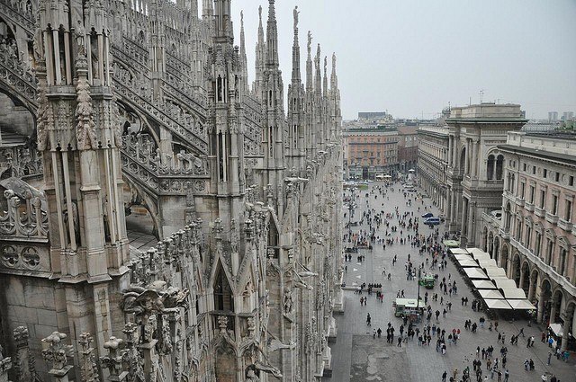 从米兰大教堂旁看到的广场景象，米兰