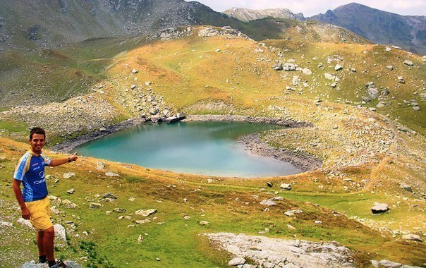 El lago-corazón en los Alpes del Norte de Albania