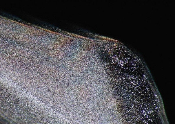 蜡烛燃烧时，会释放出各种颜色的光。当蜡烛熄灭后，这些光线混合在一起，形成了我们所看到的彩虹色效果。因此，当我们吹 out a candle and watch it go out completely, we can observe this fascinating optical phenomenon. - 7