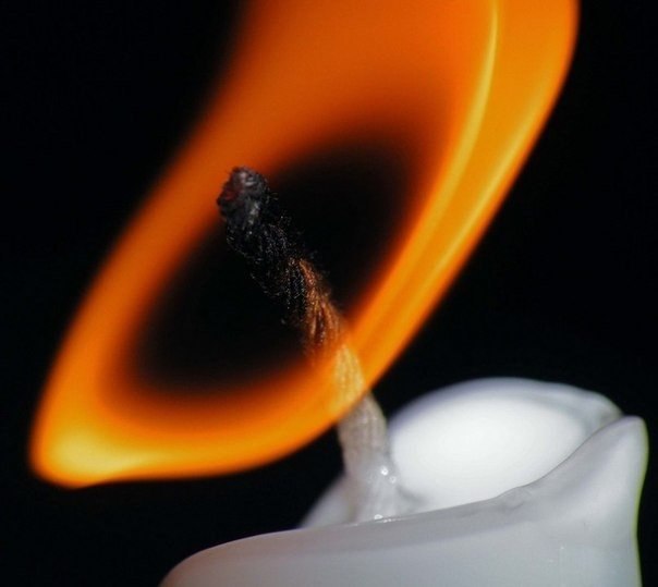 蜡烛燃烧时，会释放出各种颜色的光。当蜡烛熄灭后，这些光线混合在一起，形成了我们所看到的彩虹色效果。因此，当我们吹 out a candle and watch it go out completely, we can observe this fascinating optical phenomenon. - 6