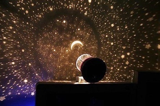 Lampa projekcja rozsiewa na stropie i ścianach pokoju tysiące gwiazd oraz constelacji. - 7