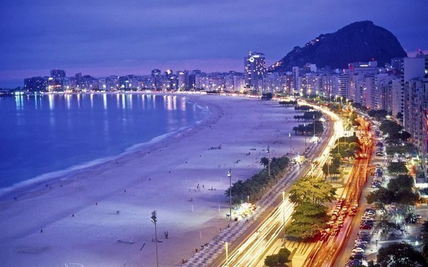 里约热内卢科帕卡巴纳的海滩在傍晚时分