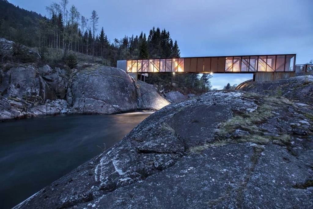 El elegante puente peatonal Høse en Suldal