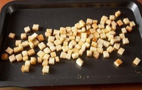 凯撒鸡沙拉。配料（可供4人食用）：<br>- ½条小法棍面包——也可以是昨天的剩饭<br>- 3汤匙……