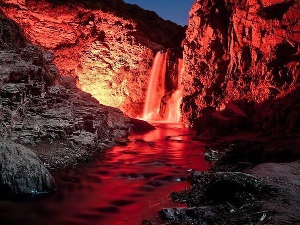 La iluminación con neón de los cascadas en California. - 5