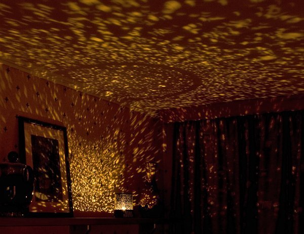 Lampa projekcja rozsiewa na stropie i ścianach pokoju tysiące gwiazd oraz constelacji. - 8