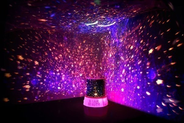 Lampa projekcja rozsiewa na stropie i ścianach pokoju tysiące gwiazd oraz constelacji. - 5