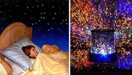Lampa projekcja rozsiewa na stropie i ścianach pokoju tysiące gwiazd oraz constelacji. - 3