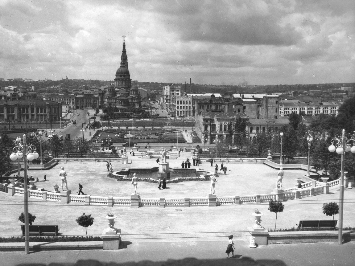 Una tarjeta interesante, capturada desde un ángulo curioso de una ciudad igualmente fascinante.