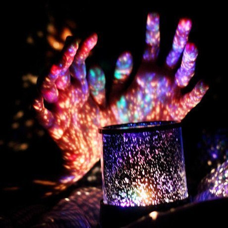 Lampa projekcja rozsiewa na stropie i ścianach pokoju tysiące gwiazd oraz constelacji. - 2